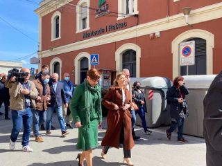La alcaldesa de Montcada, Laura Campos, y la ministra Raquel Sánchez, en una visita a las vías del ferrocarril a su paso por el municipio. FOTO: Europa Press