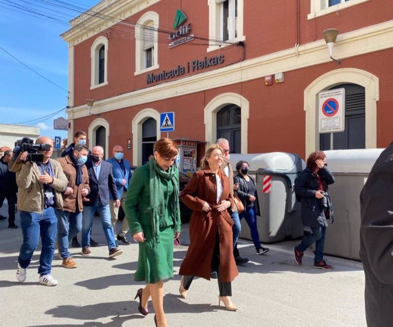 La alcaldesa de Montcada, Laura Campos, y la ministra Raquel Sánchez, en una visita a las vías del ferrocarril a su paso por el municipio. FOTO: Europa Press