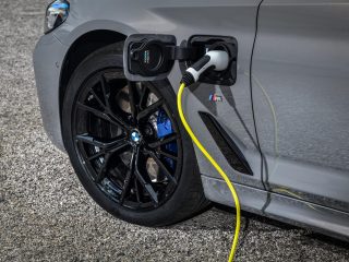 Imagen de un coche electrificado cargándose. FOTO: BMW
