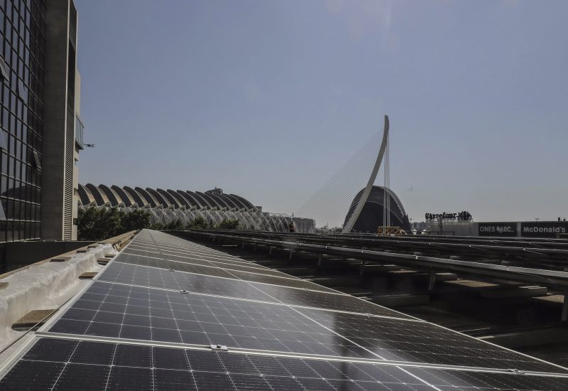 Algunas de las 1.600 placas solares que están instaladas en la azotea del edificio judicial. FOTO: Rober Solsona - Europa Press