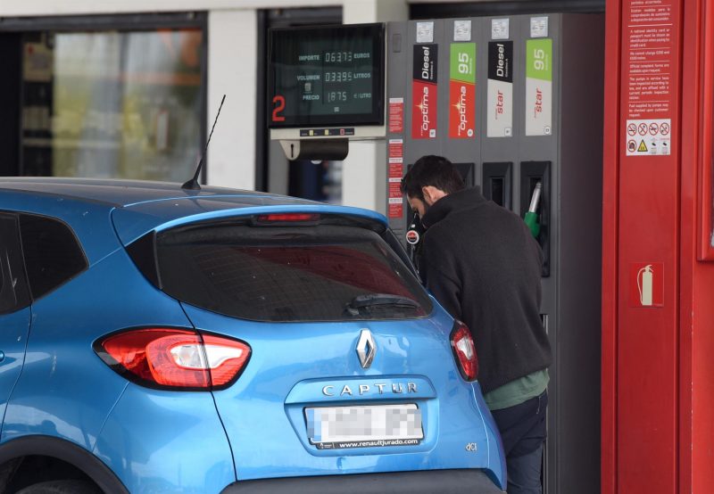 Un hombre echa gasolina a su vehículo en una estación de servicio. FOTO: Gustavo Valiente - Europa Press