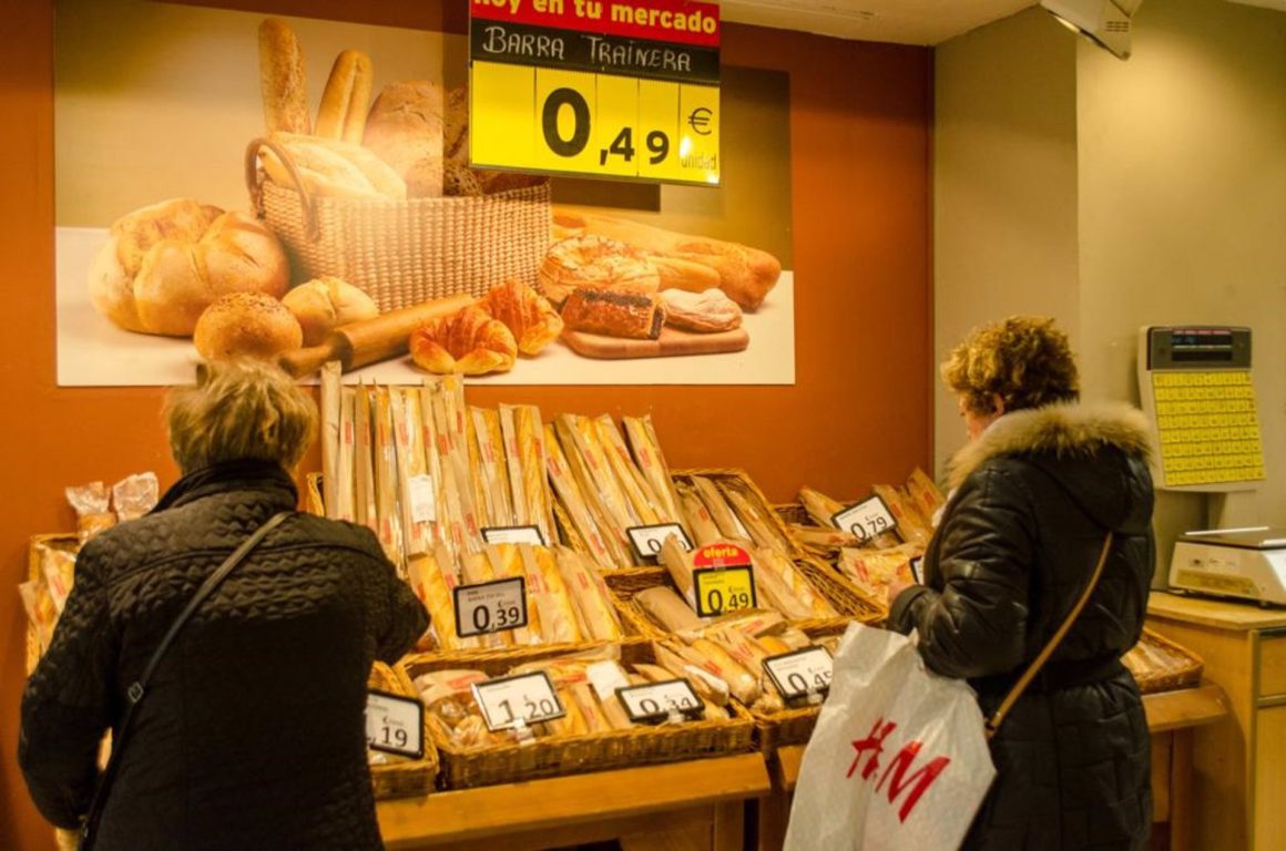 Dos mujeres haciendo la compra en un supermercado ante la subida del IPC en alimentos. FOTO: Europa Press