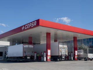 Varios camiones repostan en una gasolinera de Cepsa. FOTO: Alberto Ortega - Europa Press
