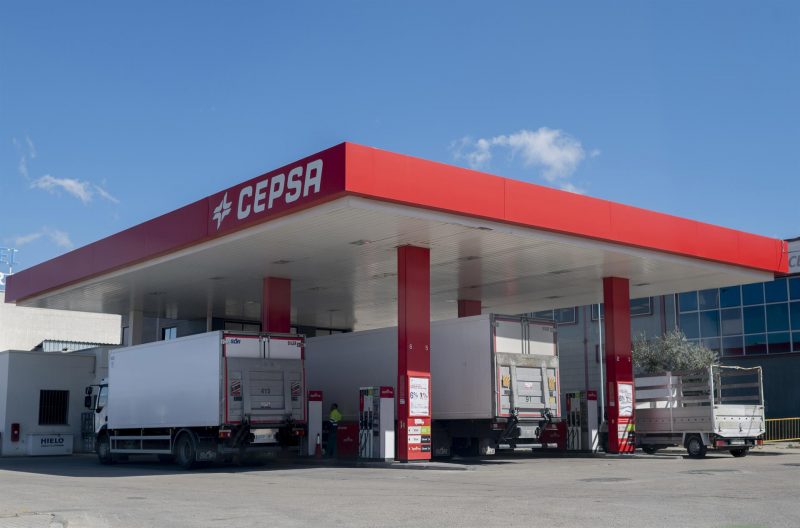 Varios camiones repostan en una gasolinera de Cepsa. FOTO: Alberto Ortega - Europa Press