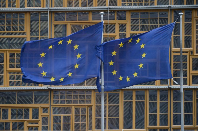 Banderas de la UE en la sede de la Comisión Europea en Bruselas. FOTO: ALEXEY VITVITSKY / SPUTNIK / CONTACTOPHOTO