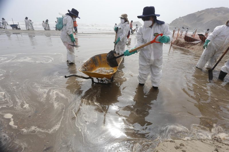 Limpieza en una de las playas afectadas en Perú por el vertido de crudo. FOTO: Gian Masko/dpa