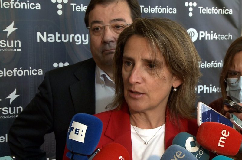 La vicepresidenta tercera del Gobierno y ministra para la Transición Ecológica y el Reto Demográfico, Teresa Ribera, atiende a los medios en Cáceres. FOTO: Europa Press