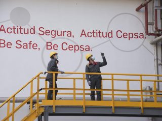 Seguridad en la planta de Cepsa en San Roque (Cádiz). FOTO: Cepsa