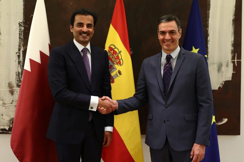 El presidente del Gobierno, Pedro Sánchez, saluda al emir de Qatar, Tamim bin Hamad Al-Thani, a la llegada de este a La Moncloa. FOTO: Pool Moncloa/Borja Puig de la Bellacasa