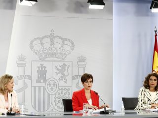 Isabel Rodríguez, Nadia Calviño y María Jesús Montero, en la rueda de prensa posterior al Consejo de Ministros. FOTO: Pool Moncloa/César P Sendra)