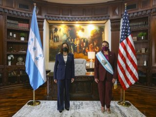 Reunión bilateral con la Vicepresidenta de los EEUU, Kamala Harris y la presidenta de Honduras, Iris Xiomara Castro Sarmiento. FOTO: Gobierno de Honduras