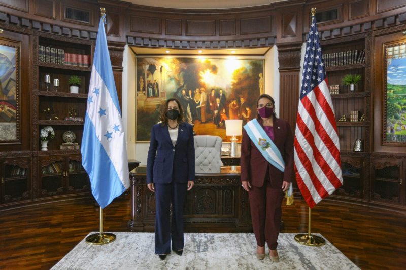 Reunión bilateral con la Vicepresidenta de los EEUU, Kamala Harris y la presidenta de Honduras, Iris Xiomara Castro Sarmiento. FOTO: Gobierno de Honduras