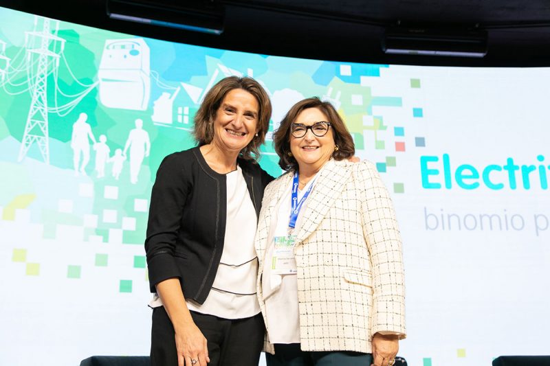 La Presidenta de la Asociación, Marina Serrano junto a la ministra Teresa Ribera. FOTO: Aelec