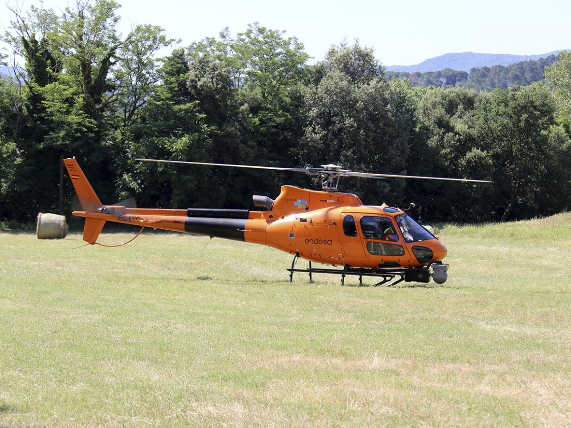 Dentro de los programas de mantenimiento de las líneas eléctricas Endesa realiza inspecciones con helicóptero. FOTO: Endesa