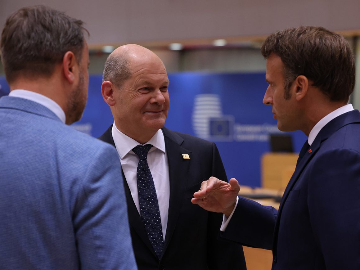 Emmanuel Macron y Olaf Charlan en el Consejo Europeo. FOTO: CE