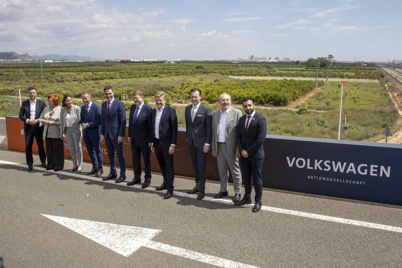 Pedro Sánchez visita los terrenos de la futura planta de baterías de Seat y Volkswagen en Sagunto (Valencia). FOTO: Ferran Nadeu