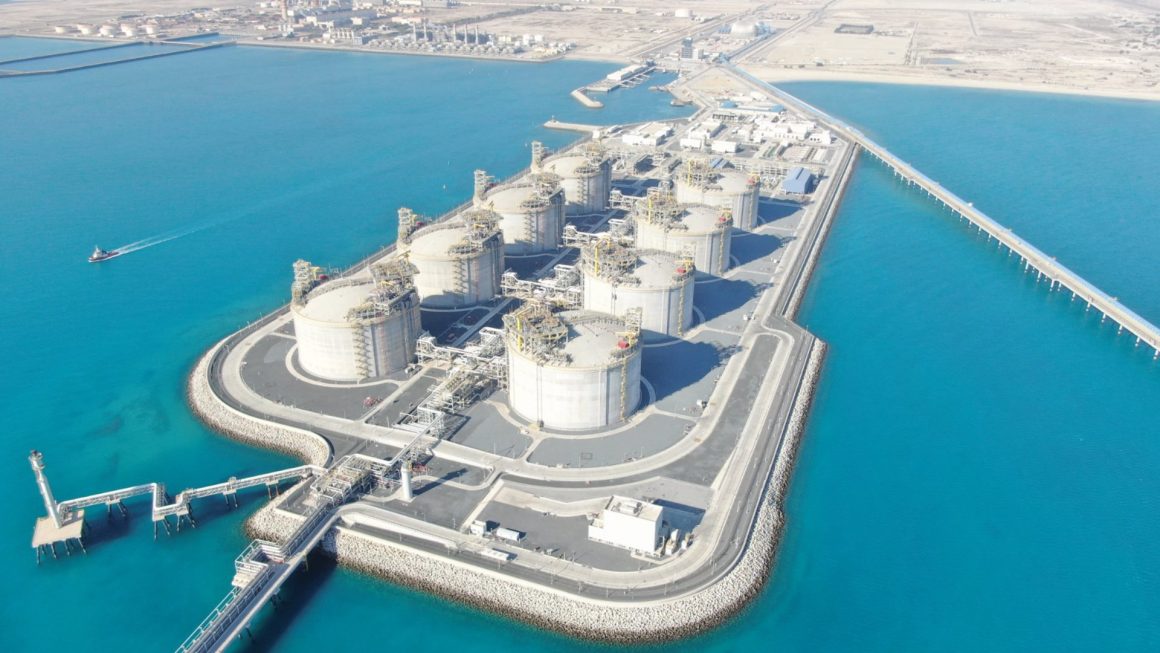 Obra de construcción de ocho tanques de gas natural licuado (GNL) en Kuwait. FOTO: Duro Felguera
