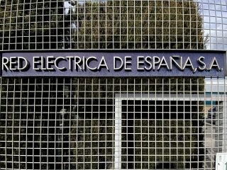 Letrero del Grupo Red Eléctrica de España en su sede de Alcobendas. FOTO: Eduardo Parra - Europa Press