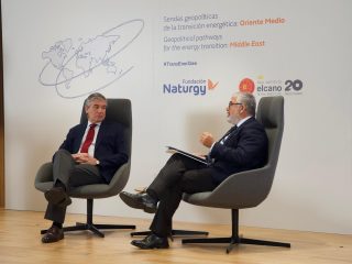 El presidente de Naturgy, Francisco Reynés (izda), durante la jornada 'Sendas geopolíticas de la transición energética: Oriente Medio, a 19 de mayo de 2022, en Madrid (España). FOTO: Naturgy