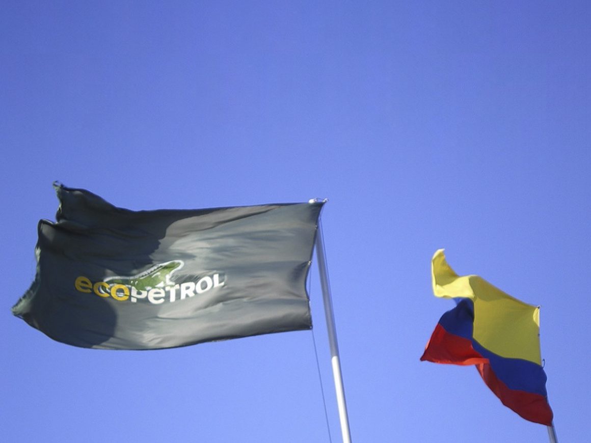 Bandera de Ecopetrol y de Colombia. FOTO: Ecopetrol