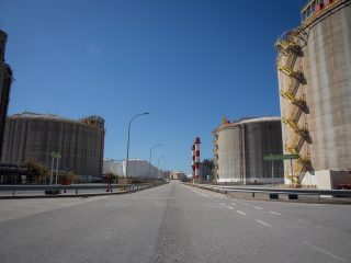 Exterior de la central de regasificación de Enagás de Barcelona, en el Puerto de Barcelona, a 7 de abril de 2022, en Barcelona, Catalunya (España). FOTO: David Zorrakino - Europa Press