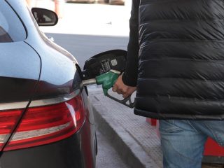 Una persona reposta gasolina en su vehículo en una gasolinera el día en que ha entrado en vigor la rebaja de 20 céntimos en el litro de la gasolina, a 1 de abril de 2022, en Albacete, Castilla-La Mancha (España). FOTO: Raúl Fraile - Europa Press