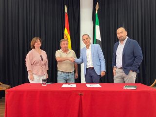 Firma para que Iberdrola instale en Cedillo (Cáceres) la primera comunidad solar para un pueblo completo. FOTO: Iberdrola