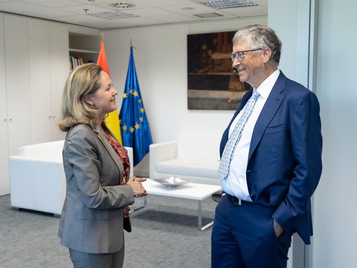 La vicepresidenta primera del Gobierno y ministra de Asuntos Económicos, Nadia Calviño, se reúne con el fundador de Microsoft, Bill Gates, en Madrid este viernes 27 de mayo. FOTO: MINISTERIO DE ASUNTOS ECONÓMICOS