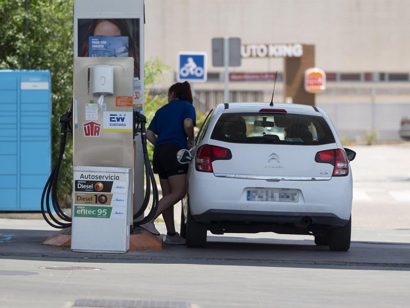Una mujer reposta en una gasolinera. FOTO: Alberto Ortega - Europa Press