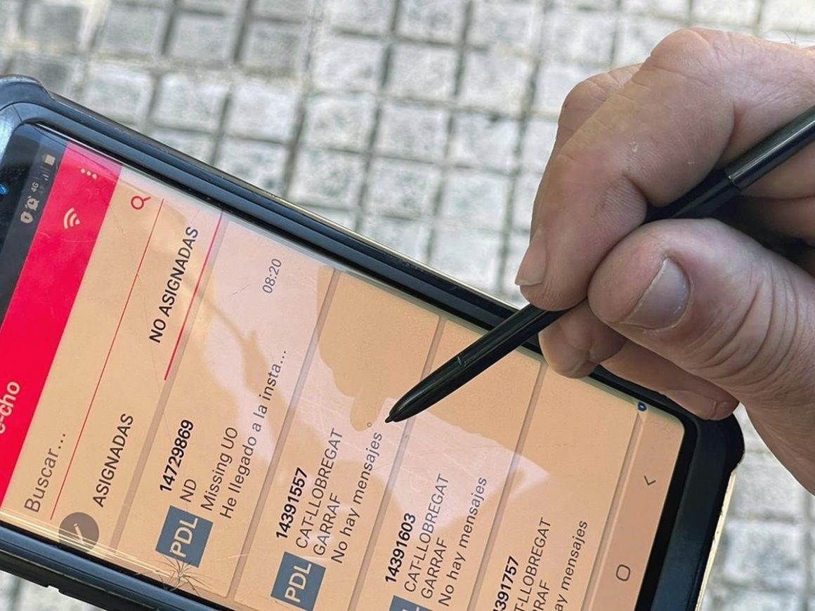 Endesa pone en marcha una 'app' piloto para transmitir órdenes de maniobras a los técnicos. FOTO: Endesa
