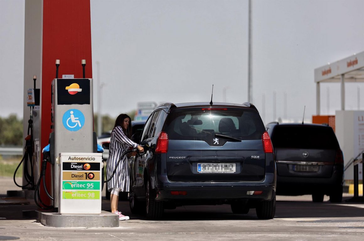 Una mujer repostando en una gasolinera, a 12 de mayo de 2022, en Madrid (España). El precio medio de los carburantes en España ha remontado esta semana más de un 2% y ha escalado a nuevos máximos históricos, aunque se mantiene contenido al aplicar el descuento. FOTO: Eduardo Parra - Europa Press