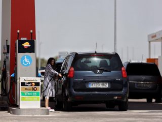 Una mujer repostando en una gasolinera, a 12 de mayo de 2022, en Madrid (España). El precio medio de los carburantes en España ha remontado esta semana más de un 2% y ha escalado a nuevos máximos históricos, aunque se mantiene contenido al aplicar el descuento. FOTO: Eduardo Parra - Europa Press