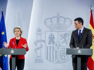 La presidenta de la Comisión Europea, Ursula von der Leyen, y el presidente del Gobierno, Pedro Sánchez. FOTO: Ricardo Rubio - Europa Press