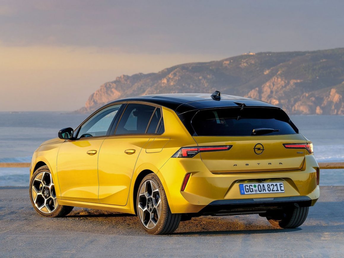 Opel Astra Hybrid 2022 trasera