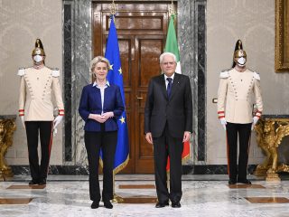 La presidenta de la Comisión Europea, Ursula von der Leyen y el presidente de la república de Italia, Sergio Mattarella. FOTO: CE