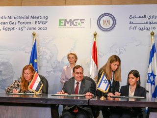 El acuerdo fue firmado por el ministro egipcio de Petróleo y Recursos Minerales, Tarek al Mulla; la comisaria europea de Energía, Kadri Simson, y la titular israelí de Energía, Karim Elharar. FOTO: UE