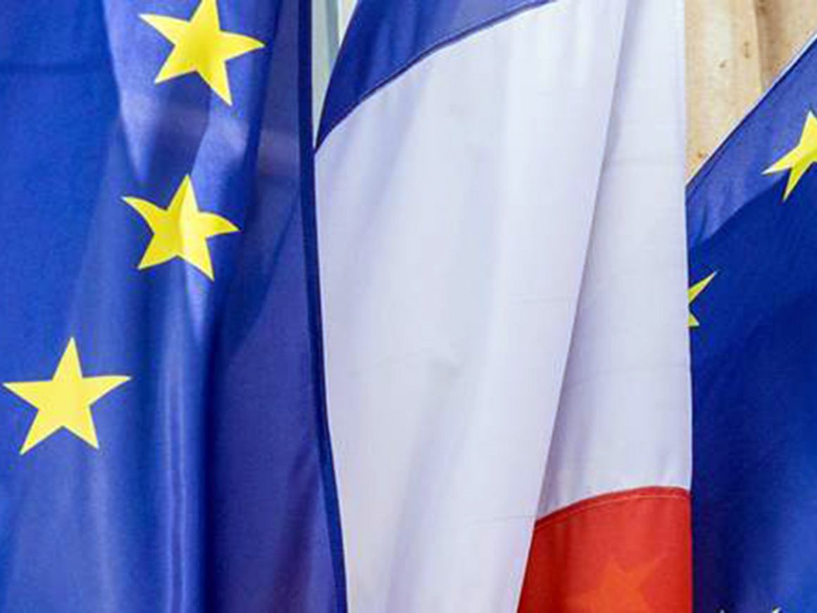 Banderas de Francia y la Unión Europea. FOTO: Comisión Europea