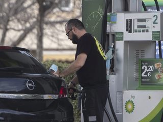 Una persona reposta combustible en una gasolinera. FOTO: Alberto Ortega - Europa Press