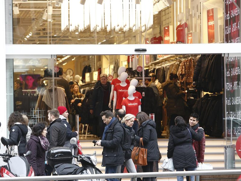 Gente de compras - EUROPA PRESS