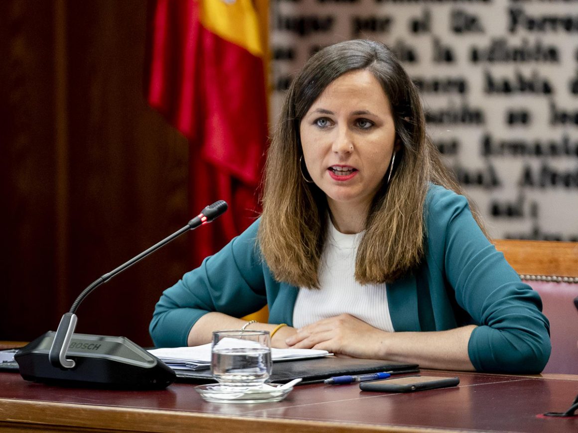 La ministra de Derechos Sociales y Agenda 2030, Ione Belarra, interviene en la Comisión de Derechos Sociales, en el Senado. FOTO: A. Pérez Meca - Europa Press