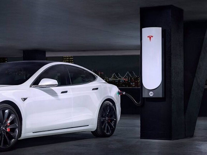 Coche de Tesla cargando. FOTO: TESLA
