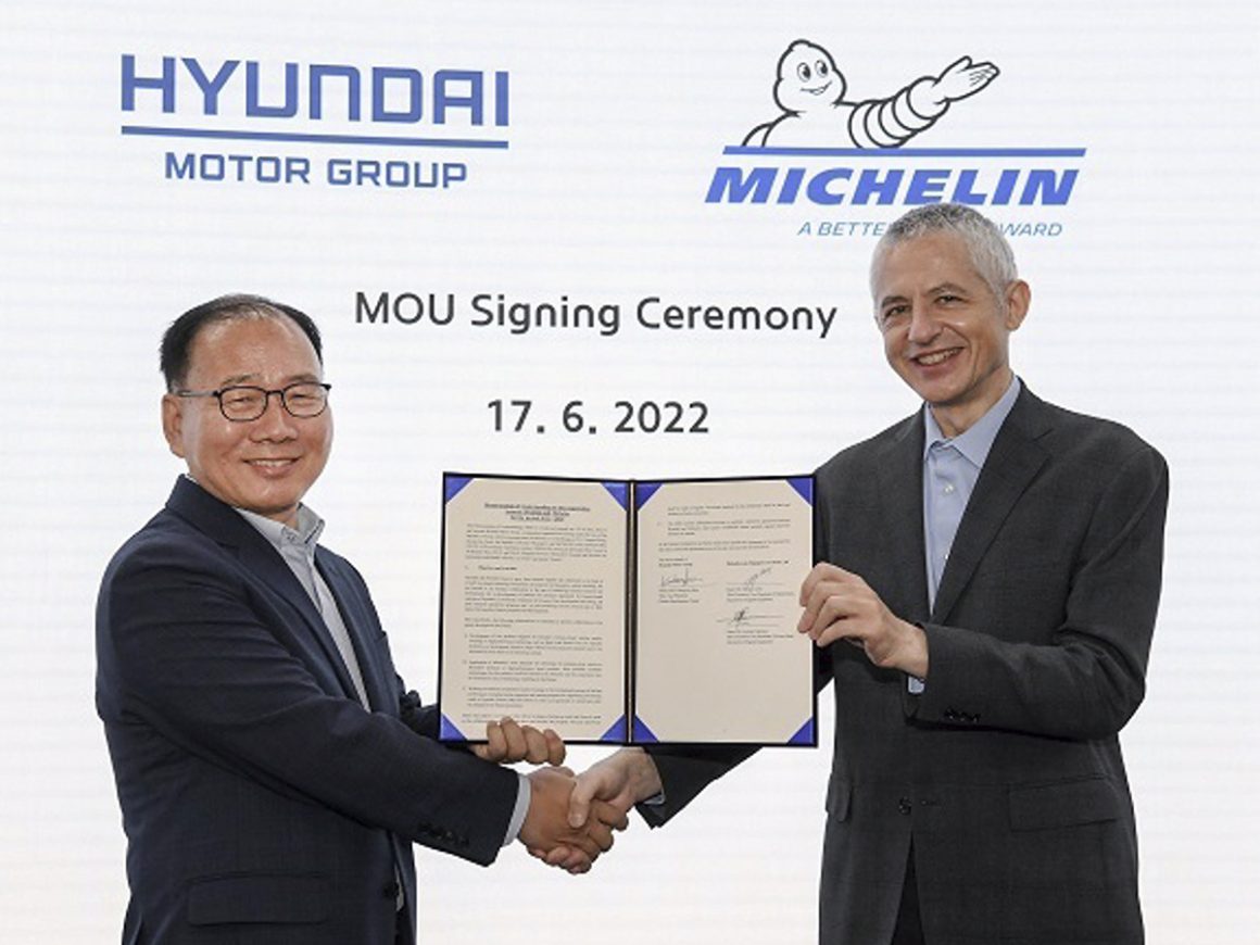 Firma del acuerdo entre Hyundai y Michelin, con la presencia de Bong-soo Kim, Vicepresidente y Jefe del Centro de Desarrollo de Chasis de Hyundai Motor Group, y Georges Levy, Vicepresidente Ejecutivo de Equipos Originales para Automoción de Michelin. FOTO: Hyundai