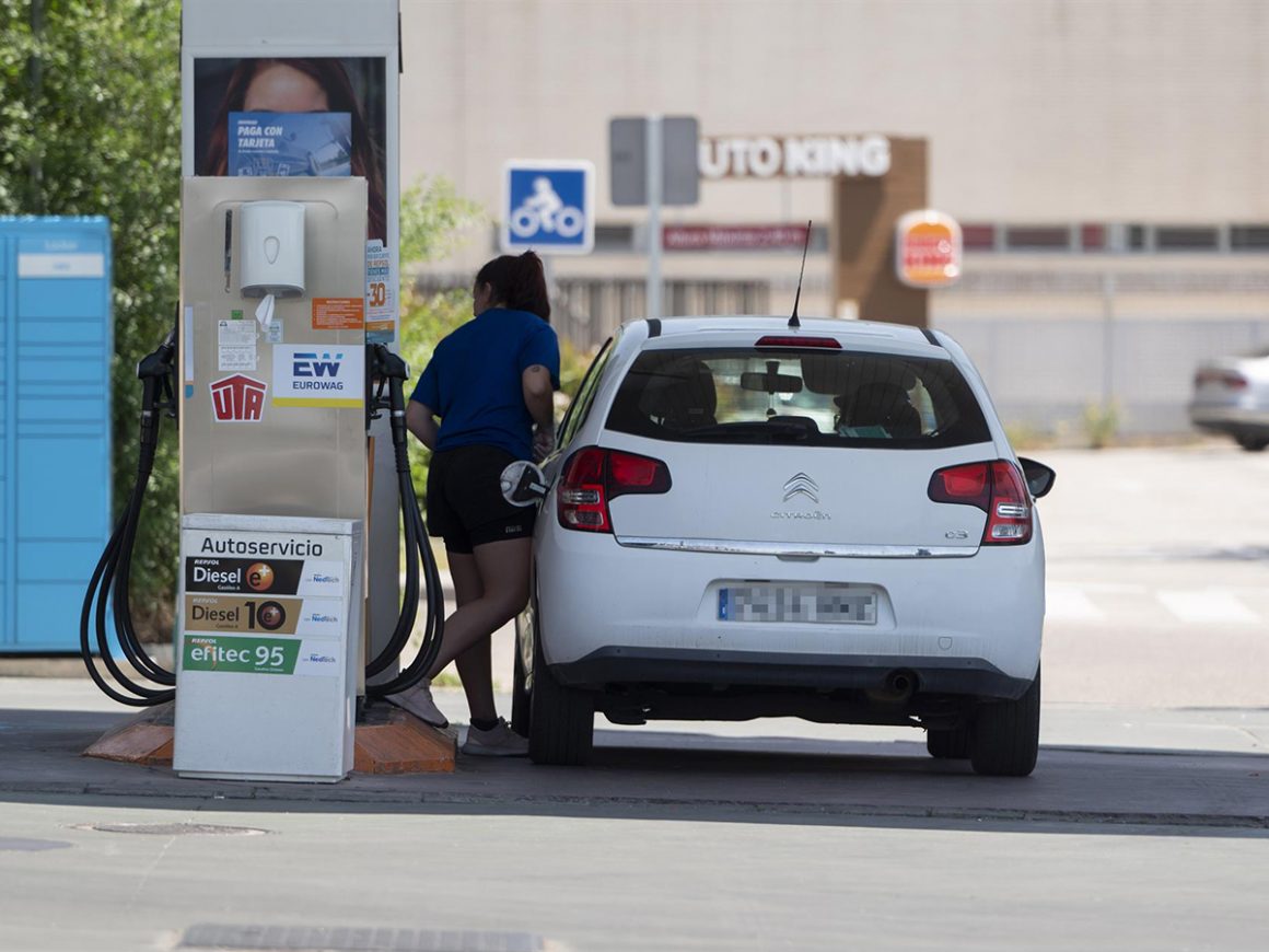 Una mujer reposta en una gasolinera. FOTO: Alberto Ortega - Europa Press