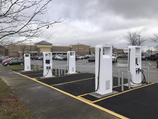 Estación de puntos de recarga para vehículos eléctricos en supermercado Walmart, en Estados Unidos. FOTO: Electrify America