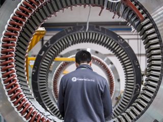 Un operario de Gamesa Electric en Reinosa manipula un aerogenerador. FOTO: Gamesa Electric