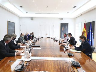 El presidente del Gobierno, Pedro Sánchez, se reúne con los primeros ejecutivos de las grandes compañías eléctricas. Foto: Pool Moncloa/Fernando Calvo. La Moncloa, Madrid