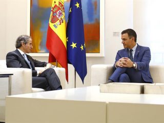 Pedro Sánchez se ha reunido con el director general del Organismo Internacional de Energía Atómica (OIEA), Rafael Mariano Grossi. FOTO: Pool Moncloa