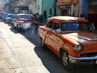 Calle de una ciudad de Cuba.