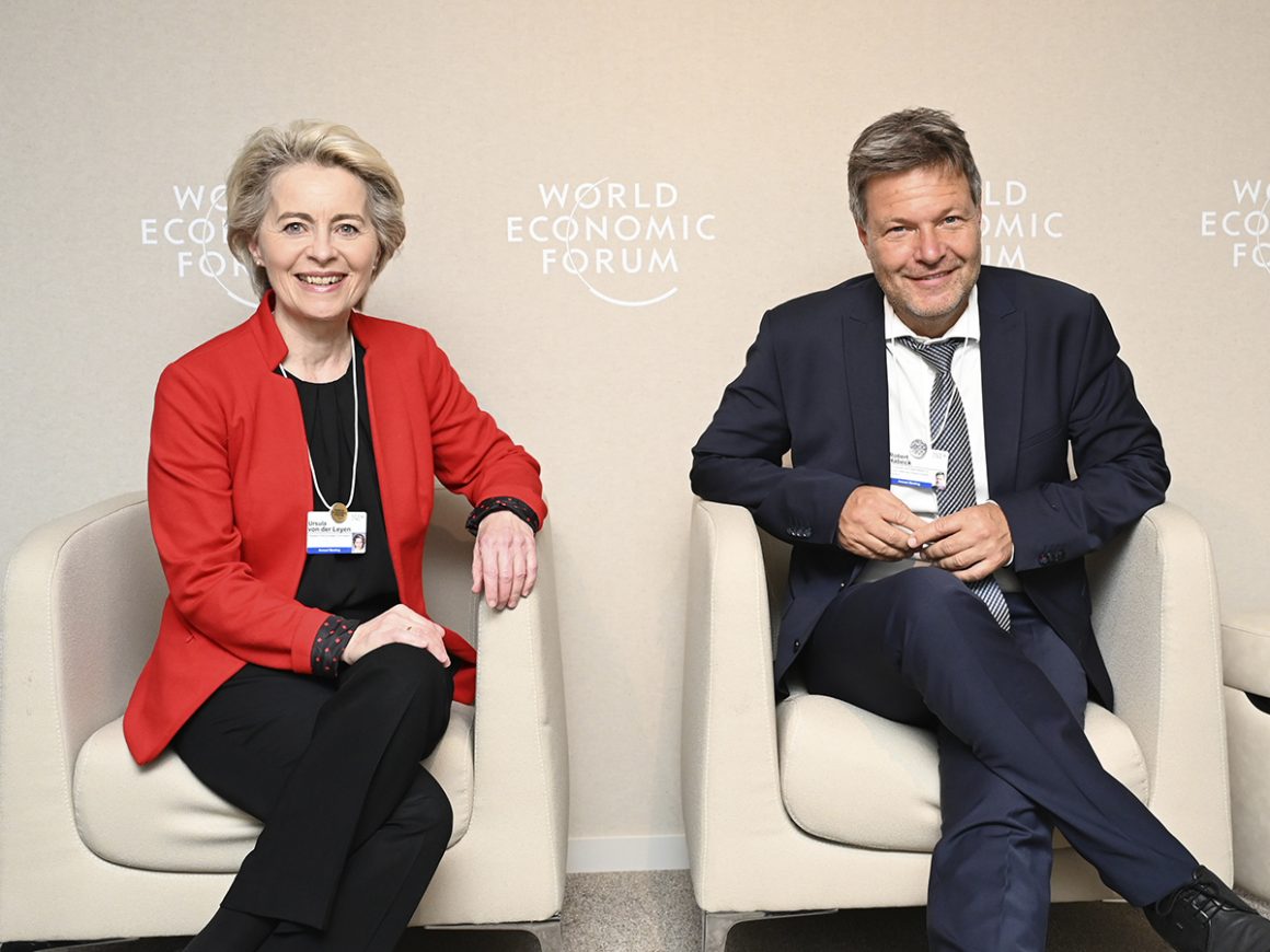 La presidenta de la CE Ursula von der Leyen y el ministro de Economía y Protección del Clima de Alemania, Robert Habeck. FOTO: CE