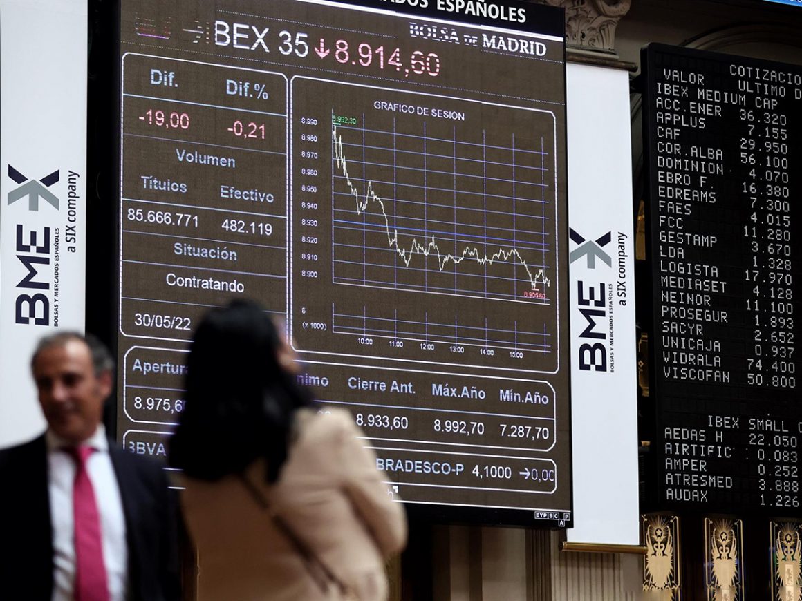 Dos personas frente a un panel de valores del Ibex 25 en el Palacio de la Bolsa, a 30 de mayo de 2022, en Madrid (España). FOTO: Eduardo Parra - Europa Press